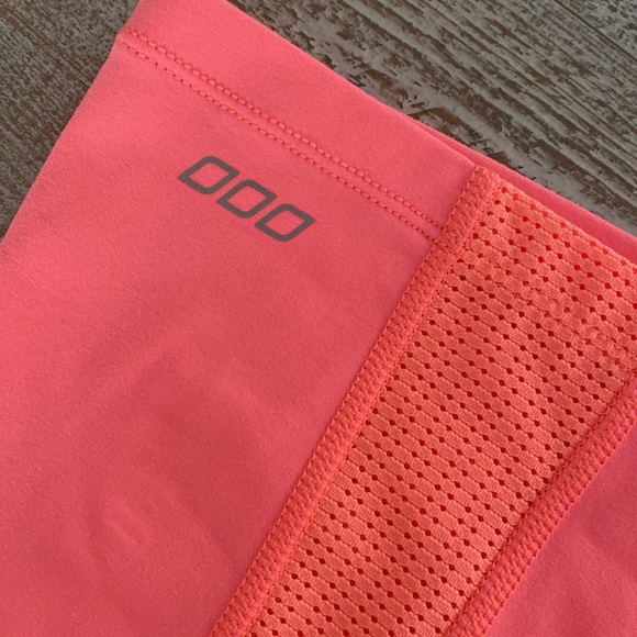 LORNA JANE Size XS-S Fitted Coral Top Excellent Condition With Built In Crop! - Picture 4 of 5